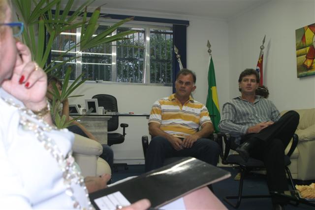 Presidente Carlos Eduardo Pirani e vereador Edilson Magaiver Ferreira da Silva recebem a presidente , Marcia Ruth.